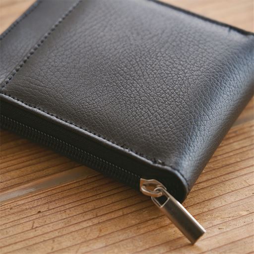 上品なシボが入った牛床革使用