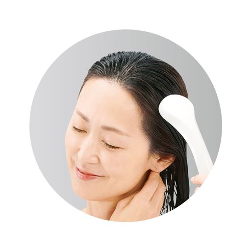シャンプー後塗布して洗い流すだけ <br>※使用イメージ