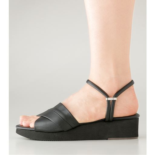 2本のベルトの間に足を通し、足首を固定