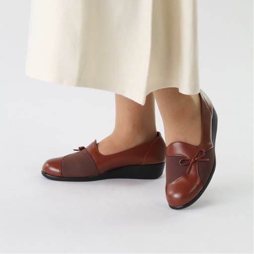 B(スギブラウン)<br>丸みのあるフォルムが大人可愛い足元を演出します。