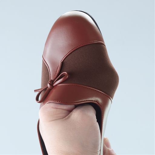 側面部分に伸びる素材を使用。<br>ストレッチ素材だから足指の付け根に優しくフィットします。