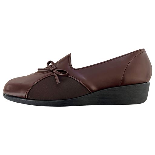 つま先と踵部分に角度が付いていることで、つまずきにくく、歩きやすい!