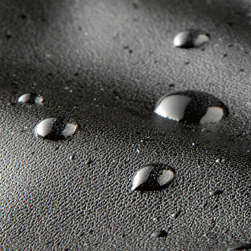 表面は撥水加工で、濡れたり汚れてもサッとひとふき