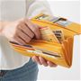 イエロー<br>多彩なポケットで、お札・カード・通帳などを仕分け収納できます。