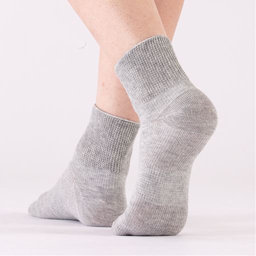 グレー <br>見た目は普通の靴下なのに、ぐんぐん歩けて足軽やか