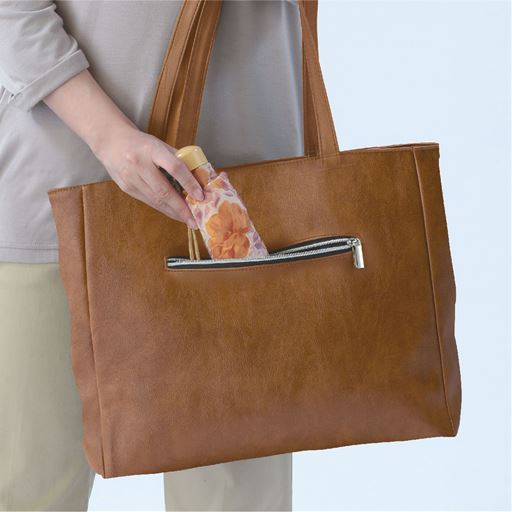 キャメル<br>背面にもファスナーポケット付き