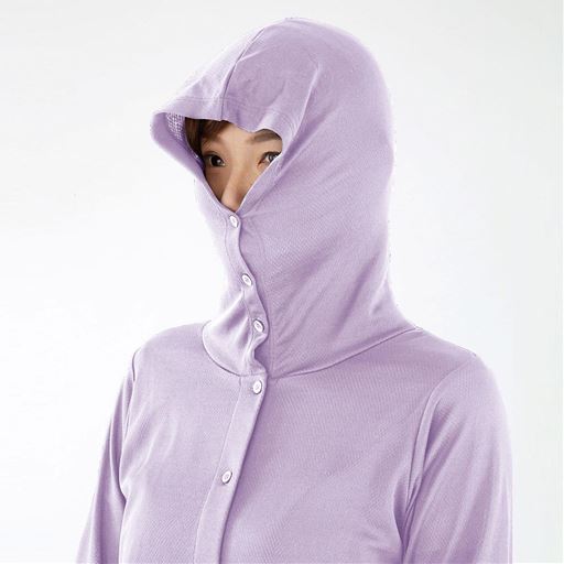 フードをかぶりボタンを留めれば鼻の下までカバー。