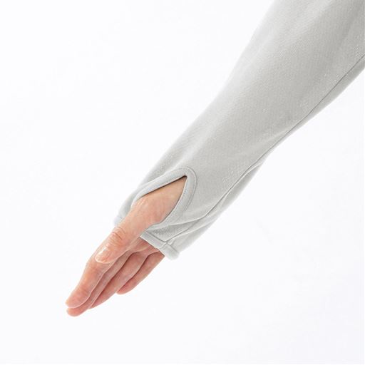 手の甲もカバーする指穴付きの袖口。