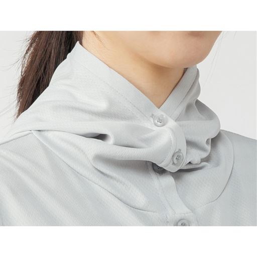 首まわりもしっかりUV対策 フードのボタンを留めるとフードが立ち上がり首まわりをガード。