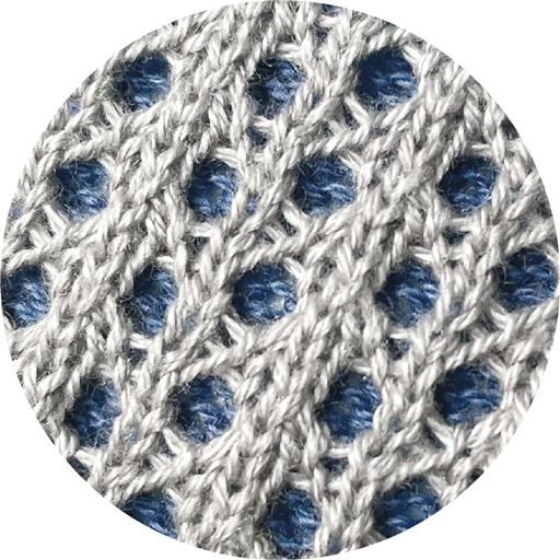 透かし編みから覗く内側の配色がおしゃれ<br>ライトグレー