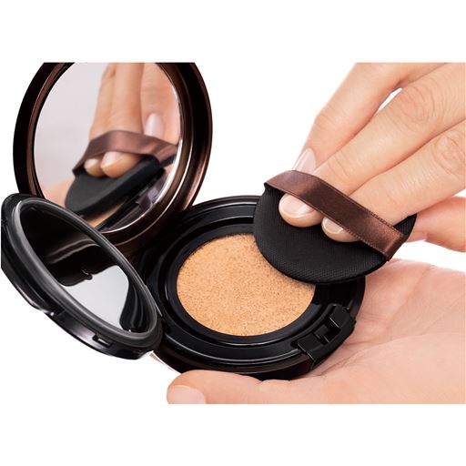 【使い方は簡単!】<br>1.化粧水などでお肌を整えた後にお使いください。クッション面に専用パフを数回押しあてて適量をとります。