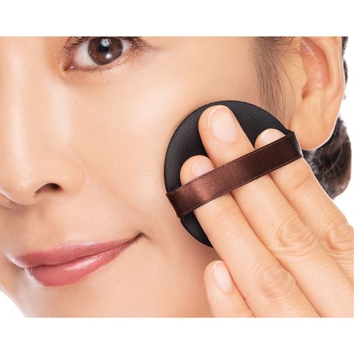 【使い方は簡単!】<br>2.ほお→おでこ→目元、鼻、口のまわりの順にやさしくポンポンとなじませます。