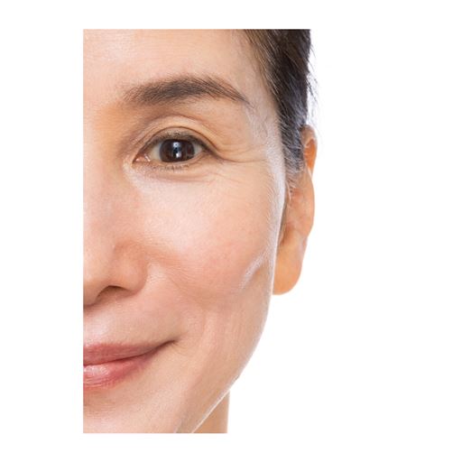 メイク中 <br>明るく自然にカバー <br>※メーキャップ効果による。  ※仕上がりには個人差があります。  <br>※仕上げにポイントメイクをしています。