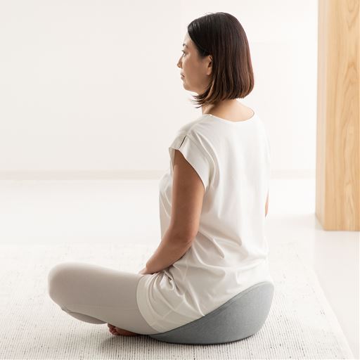 アッシュグレー<br>【& MEDICAL】<br>馬具から生まれた 心地良い座りのかたち。