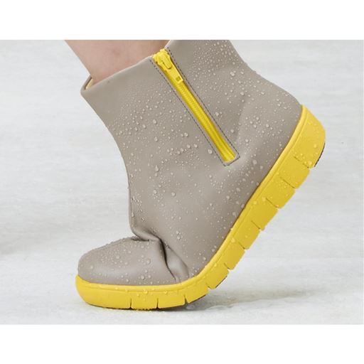 カーキ<br>軽量で屈曲性に優れたソールで歩きやすい