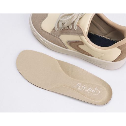 足裏への衝撃を緩和 ※インソールは取り外しできます。