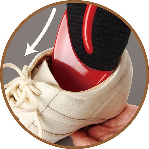 お手持ちの靴に入れるだけ! <br>※少し大きめの靴にご使用ください。厚みがあるため、窮屈に感じる恐れがあります。