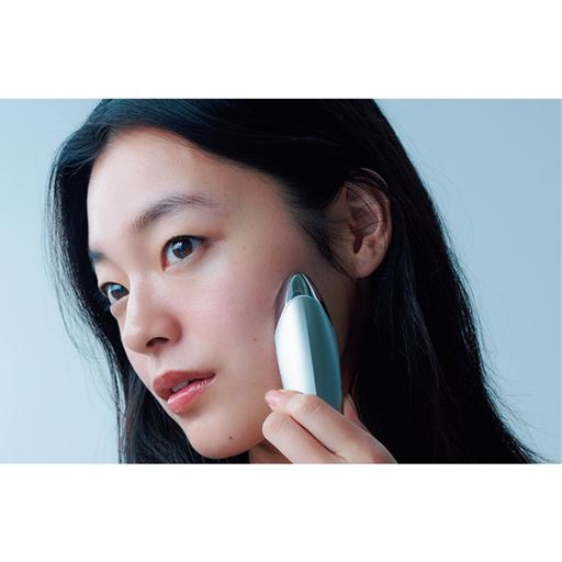 【ヒートサーフェイス(EMS&温感)】<br>約41℃に温められる「ヒートサーフェイス」で表情筋・フェイスライン・目元などを流すと、まるでプロの施術を受けているような心地よさで肌を整えます。<br>※EMS:電流で筋肉を刺激する運動