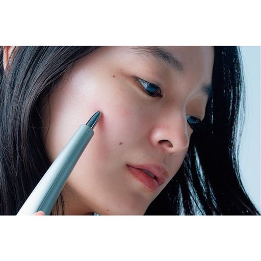 【エフェクトロッド(EMS&スポットセンシング)】<br>ほほや目元など、気になるところに押しこめばEMSが流れ、美容バリのように表情筋にアプローチ!<br>※EMS:電流で筋肉を刺激する運動