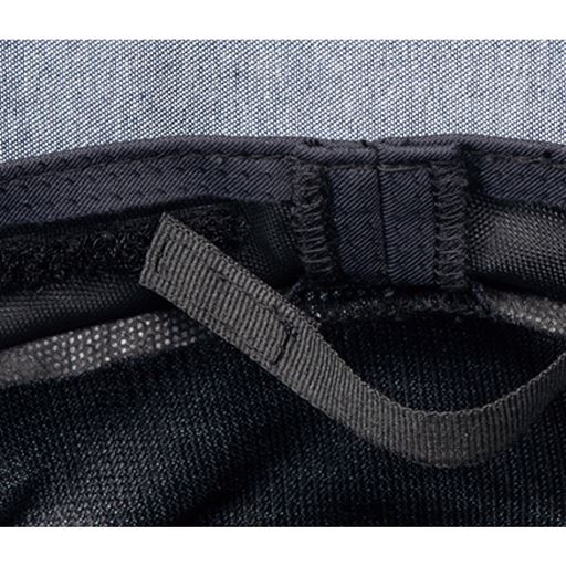 内側の面ファスナーでサイズ調節可能