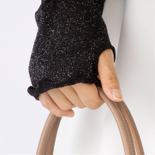 手の甲までしっかりカバーします。<br>手元はかわいいメロウ編み!