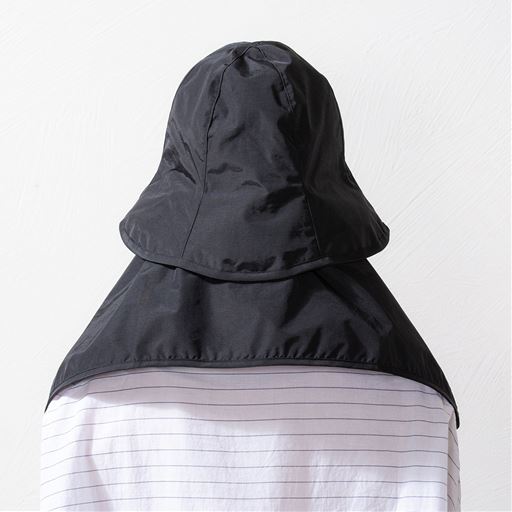 ブラック<br>首の後ろをサッとカバー。<br>(クロスを出して)