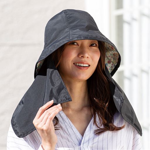 ブラック<br>ぐるっと幅約69cmで首がすっぽり隠れる。