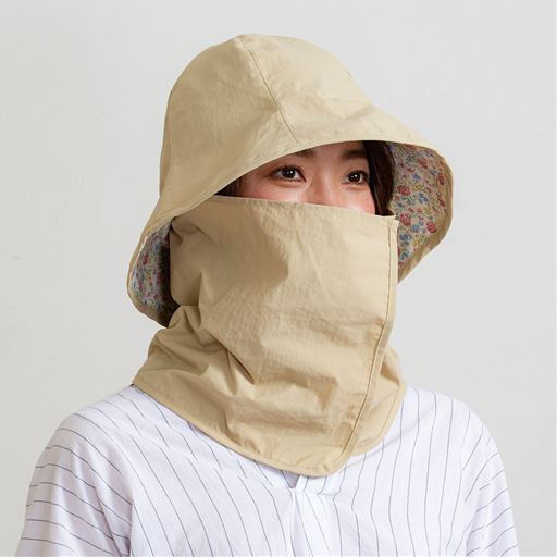 ベージュ<br>面ファスナーをとめて顔周り・首元もカバー。
