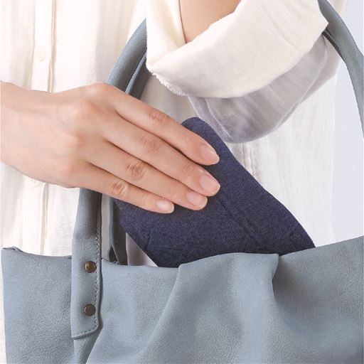 しわになりにくいから折りたたんでバッグに入れて持ち運びOK