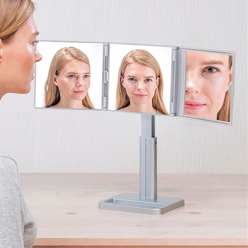 横向きでメイクアップや細部のチェックに