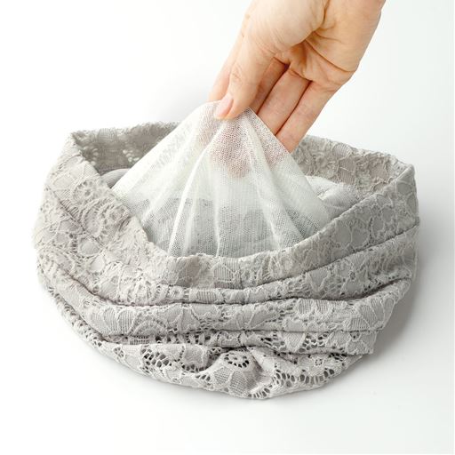 ライトグレー<br>内側はシルク100%で、吸湿性・通気性・保湿に優れ、メッシュ素材でムレにくい。