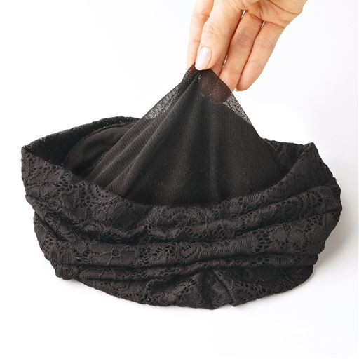 ブラック<br>外側は伸縮レース生地で、頭の形にやさしくフィットします。