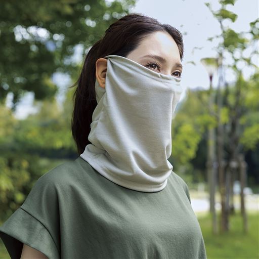 グレー  <br>息がすーっと通りムレにくい