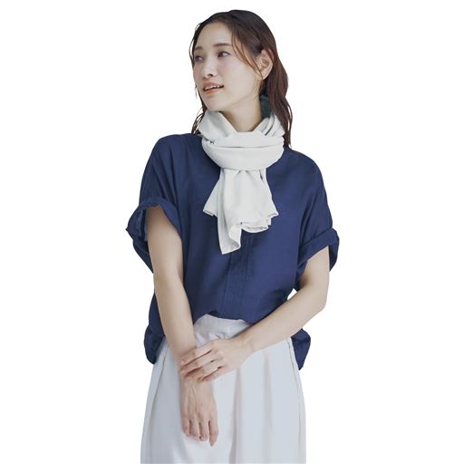 グレー  <br>首に巻いてストールに