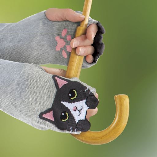 A(ハチワレ)<br>ひょっこり顔出す