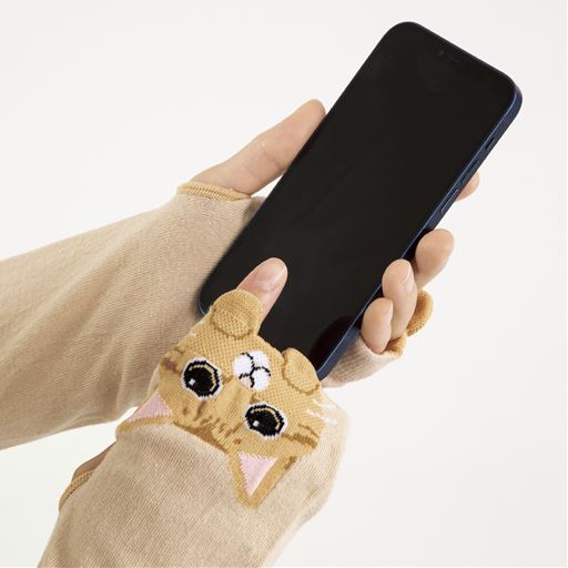 指先があいているのでスマホ操作も可能
