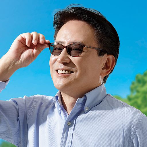 A(べっ甲柄)<br>ブラウンに(露光時)<br>男性も着用可能!