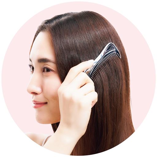 持ち手はネコ耳風形状で手にフィットし、とかしやすい