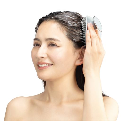 取っ手部分を指に挟んで梳かすだけ ※使用イメージ