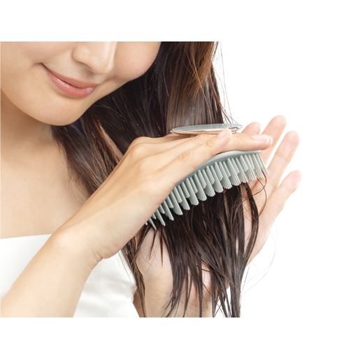 髪の絡まりをほぐし、整える