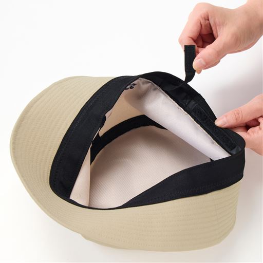 内側の面ファスナー付きテープでサイズ調節もOK。