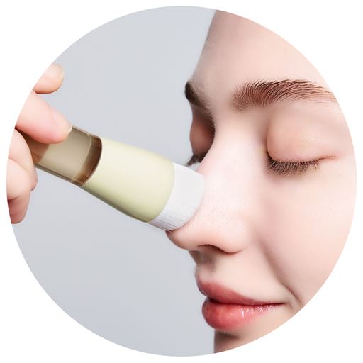 お手持ちの洗顔料をつけてやさしく滑らせる<br>※使用イメージ