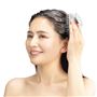取っ手部分を指に挟んで梳かすだけ ※使用イメージ