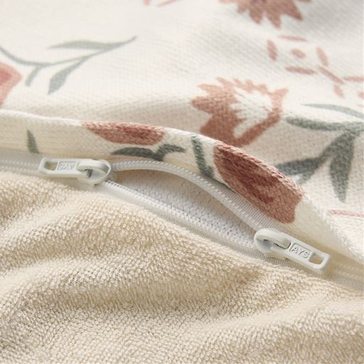 両開きファスナー仕様。