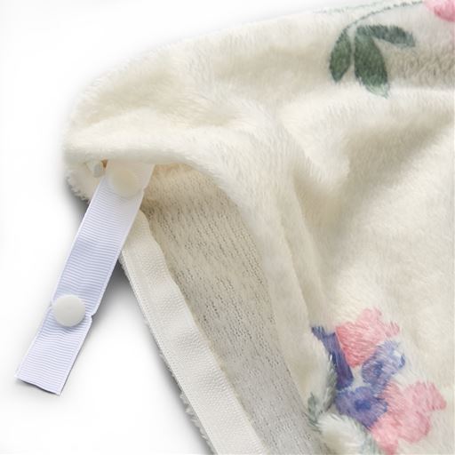 8ケ所ホック付きズレ防止テープでしっかり固定。