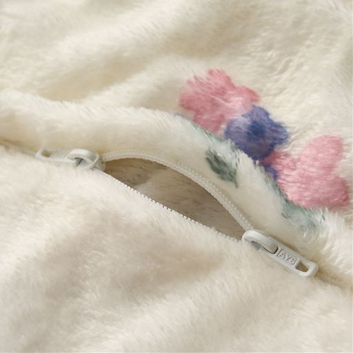 両開きファスナー仕様で着脱もラクラク。