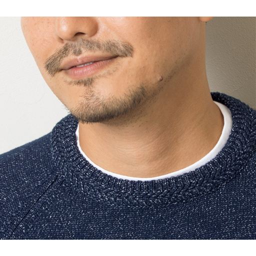 リブ仕様のしっかりした衿ぐりなので、ニットのインでチラ見えしてもサマになります。