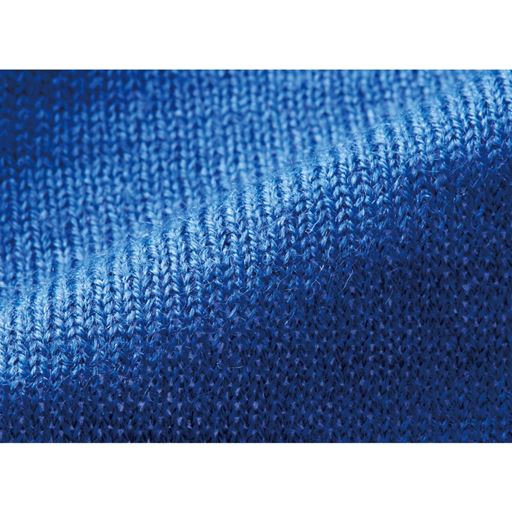 薄手でやさしく身体にフィットする着心地。やや浅めのVネックで衿元が開きすぎず上品な印象に。