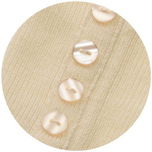 やや長めの袖口リブに同系色のボタン使い