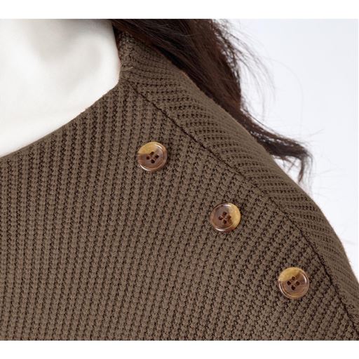 肩にあしらった飾りボタンがアクセント。